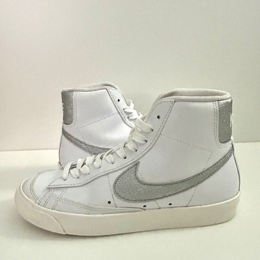 Nike Woman’s Shoes Blazer Mid ‘77 White Metallic Silver